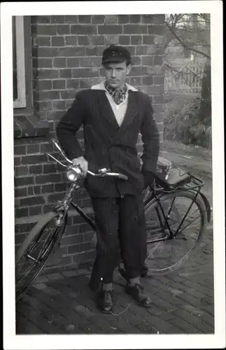 Foto Ak Mann im Anzug mit Fahrrad