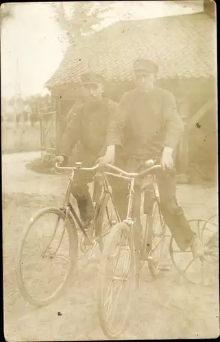 Foto Ak Zwei Männer mit Fahrrädern