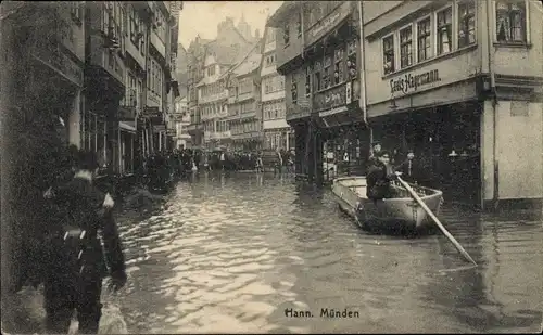 Ak Hann. Münden in Niedersachsen, Straßenpartie bei Hochwasser, Handlung, Ruderboot