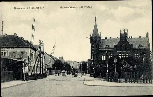 Ak Güsten in Anhalt, Bahnhofstraße mit Postamt, Bahnübergang