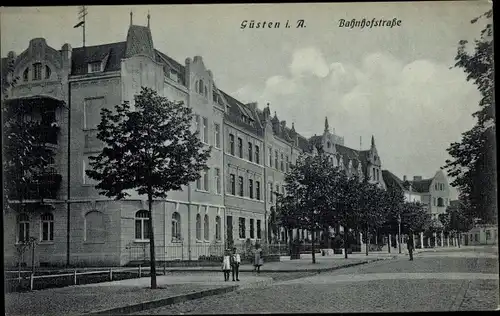 Ak Güsten in Anhalt, Bahnhofstraße, Schweizer Bureau, Wohnhäuser