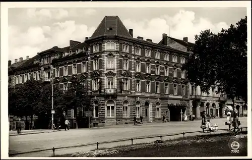 Ak Zittau, Straßenpartie mit Blick auf das Hotel Reichshof W. Franz, Passanten