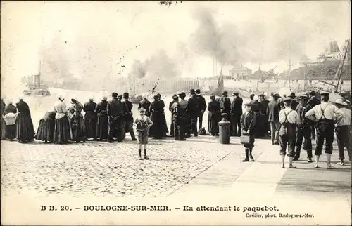 Ak Boulogne sur Mer Pas de Calais, En attendant le paquebot