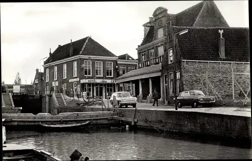 Ak Monnikendam Waterland Nordholland Niederlande, De Waag en Hotel Restaurant De Zwaan