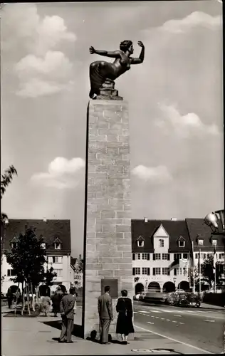 Ak Freudenstadt im Nordschwarzwald, Gedenksäule auf dem Marktplatz