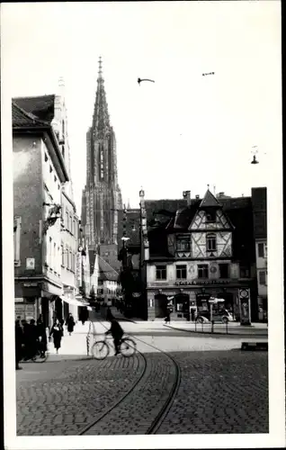 Foto Ak Ulm an der Donau, Straßenpartie mit Münster