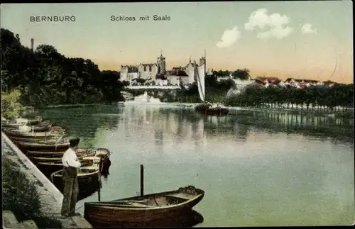 Ak Bernburg Saale, Boote am Ufer, Blick zum Schloss