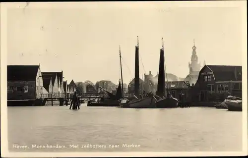 Ak Monnikendam Waterland Nordholland Niederlande, Haven, Met zeilbotters naar Marken