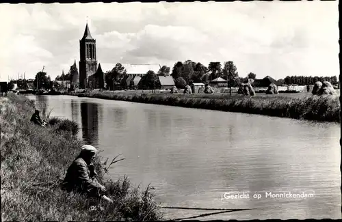 Ak Monnikendam Waterland Nordholland Niederlande, Flusspartie, Mann beim Angeln