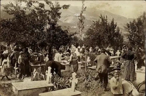 Foto Ak Mazedonien, Menschen auf dem Friedhof, Grabmäler