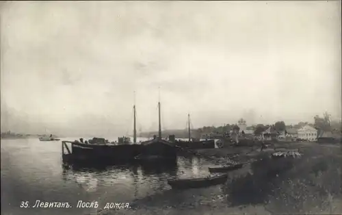 Ak Lewitan Russland, Nach dem Regen, Partie am Ufer, Boote, Schiff