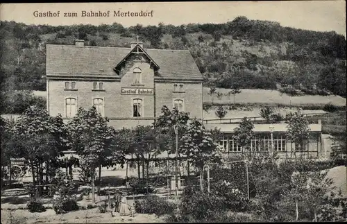 Ak Mertendorf Sachsen Anhalt, Gasthof zum Bahnhof, Gartenpartie