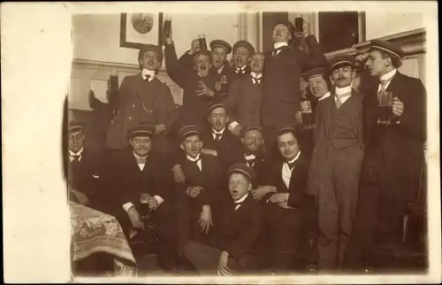 Studentika Foto Ak Studenten mit Biergläsern, Szene im Gasthaus