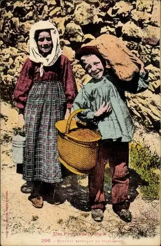 Ak Les Pyrenees, Enfants revenant du marché