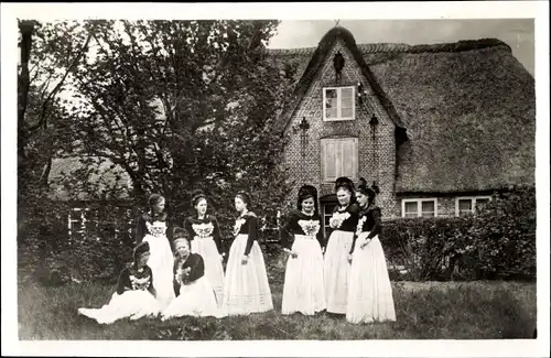 Ak Wyk auf Föhr, Friesinnen, Gruppenfoto, Frauen in Landestrachten, Haus mit Reetdach