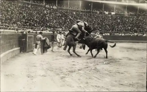 Foto Ak Stierkampf in der Arena, Torero