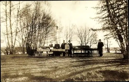 Foto Ak Männer und Frauen an Tischen auf einer Wiese, 1912