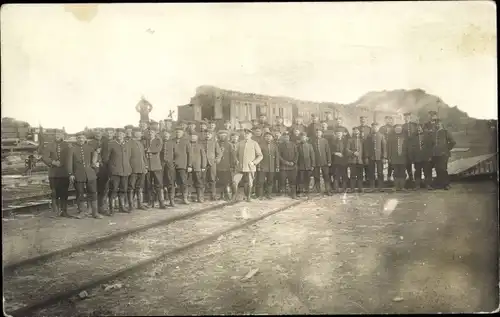 Foto Ak Deutsche Soldaten in Uniformen, Gruppenaufnahme, Bahnschienen, I WK