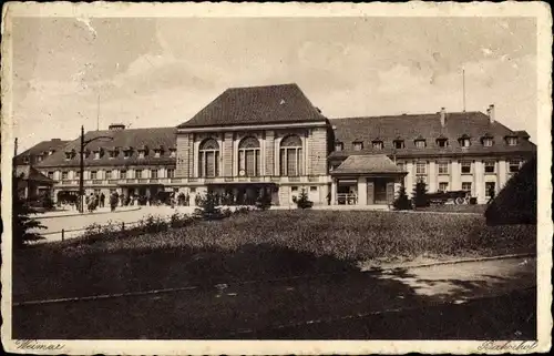 Ak Weimar in Thüringen, Die Straßenseite des Bahnhofs