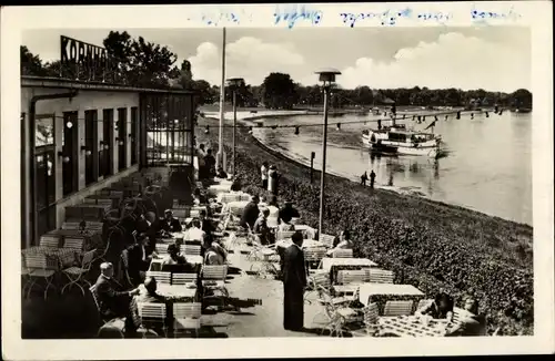 Ak Dessau in Sachsen Anhalt, Terrassenpartie bei der HO Gaststätte Kornhaus, Uferpartie