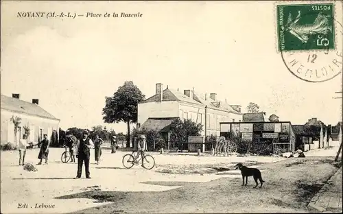 Ak Noyant Maine et Loire, Place de la Bascule
