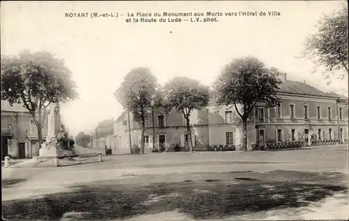 Ak Noyant Maine et Loire, Place du Monument aux Morts vers l'Hotel de Ville, Route du Lude