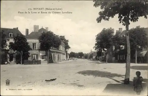 Ak Noyant Maine et Loire, Place de la Lune, Route du Chateau Lavalliere