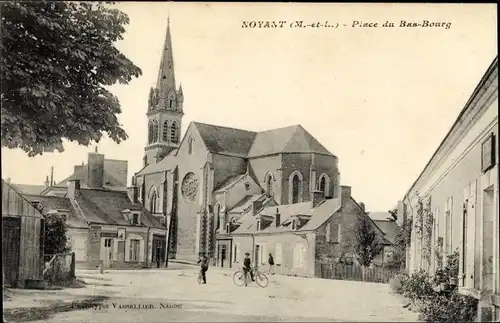 Ak Noyant Maine et Loire, Place du Bas Bourg, Eglise
