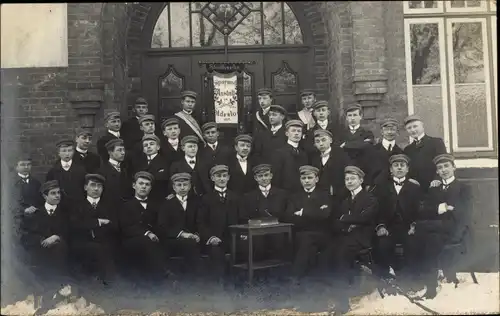 Foto Ak Bad Oldesloe in Schleswig Holstein, Studenten, Gruppenportrait vor der Städtischen Anstalt