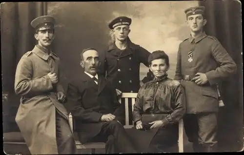 Foto Ak Deutsche Soldaten und Seemann in Uniformen mit Eltern, Palast Atelier, Gelsenkirchen