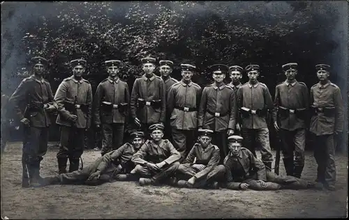 Foto Ak Deutsche Soldaten in Uniform, 18. Korporalschaft Rekrutendepot II E. R. 4, Gruppenbild 1917