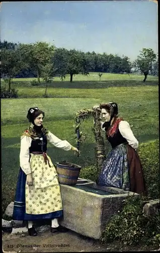 Ak Odenwälder Volkstrachten, junge Frauen am Brunnen