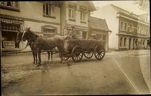 Foto Ak Pferdefuhrwerk auf einer Straße, Geschäfte