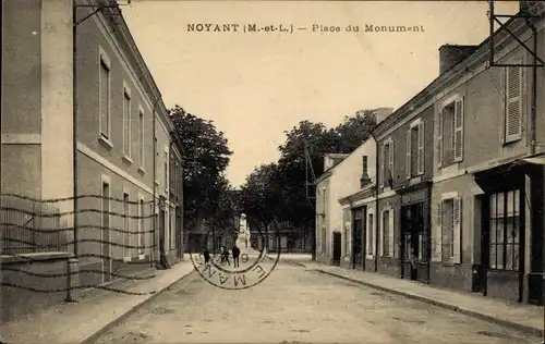 Ak Noyant Maine et Loire, Place du Monument