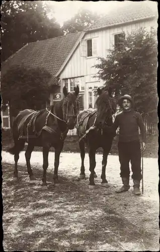 Foto Ak Stelle im Kreis Harburg, Mann mit zwei Pferden