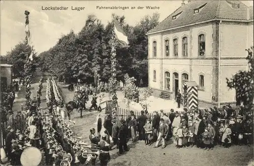 Ak Lockstedt in Schleswig Holstein, Lockstedter Lager, Fahnenabbringen an der Wache, Kapelle