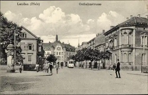 Ak Landau in der Pfalz, Ostbahnstraße, Straßenbahn, Litfaßsäule