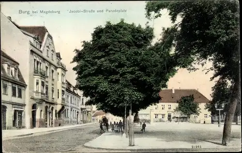 Ak Burg bei Magdeburg, Blick in die Jacobi Straße und auf den Paradeplatz