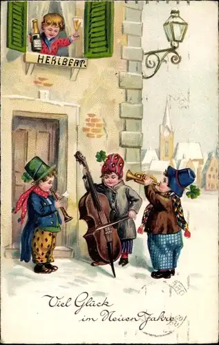Ak Glückwunsch Neujahr, Musizierende Jungen vor einem Haus, Kleeblätter, Sektflasche