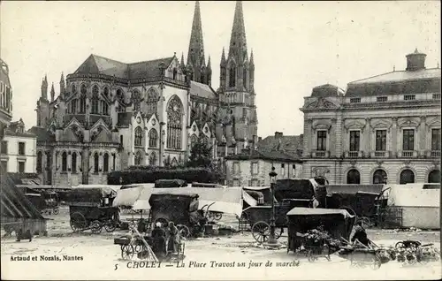 Ak Cholet Maine et Loire, La Place Travost un jour du marche, Eglise