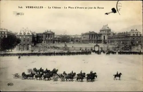 Ak Versailles Yvelines, Le Chateau, La Place d'Armes un jour de Revue