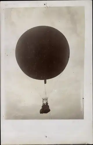 Foto Ak Fesselballon in der Luft
