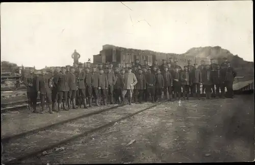 Foto Ak Deutsche Soldaten in Uniformen, Bahnschienen, Gruppenaufnahme, I WK