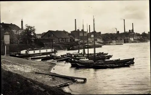 Ak Wittenberge an der Elbe Prignitz, Liegende Boote im Hafen, Häuser