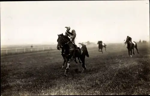 Foto Ak Holm, Jockey auf einem Pferd, Pferderennen, 1923