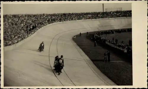 Foto Ak Steherrennen 1951, Motorräder, Radfahrer, Radrennbahn