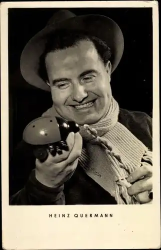 Ak Schauspieler Heinz Quermann, Marienkäfer aus Holz, Hut, Portrait