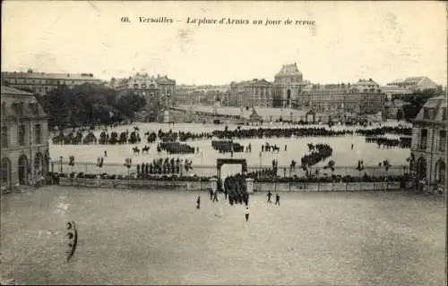 Ak Versailles Yvelines, La place d'Armes un jour de revue