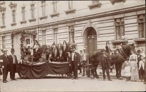 Foto Ak Personen mit Umzugswagen, Kinder als Zwerge verkleidet