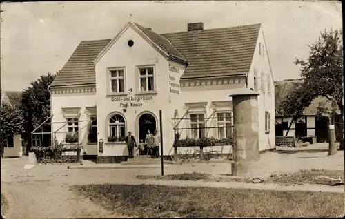 Foto Ak Unbekannter Ort, Gast und Logierhaus von Paul Nauke, Litfaßsäule